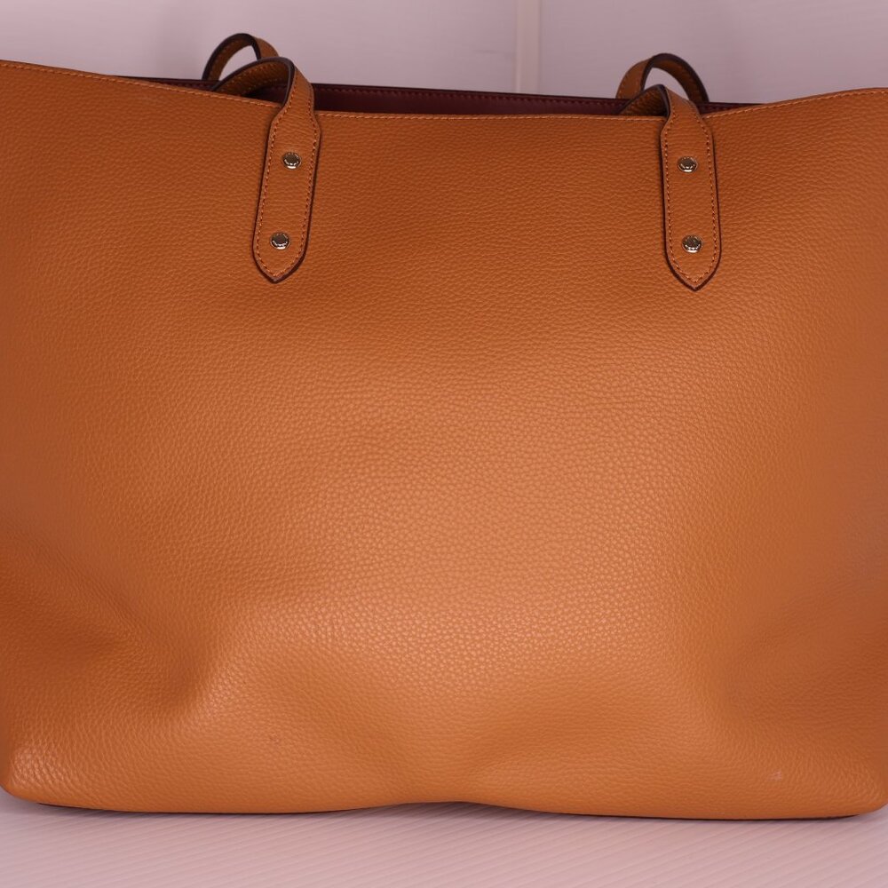 COACH Town Tote. In good condition. - Picture 2 of 3